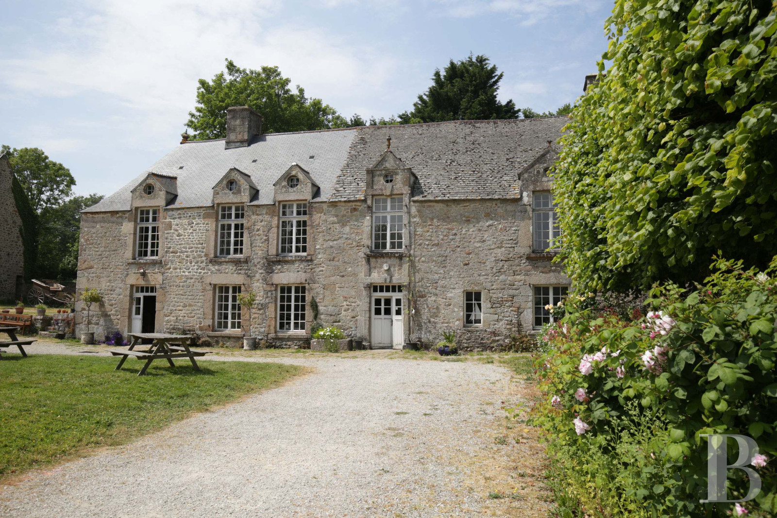 An 18th century chateau and its outbuildings spread across the heights of Val de Saire  in the Cotentin - photo  n°6